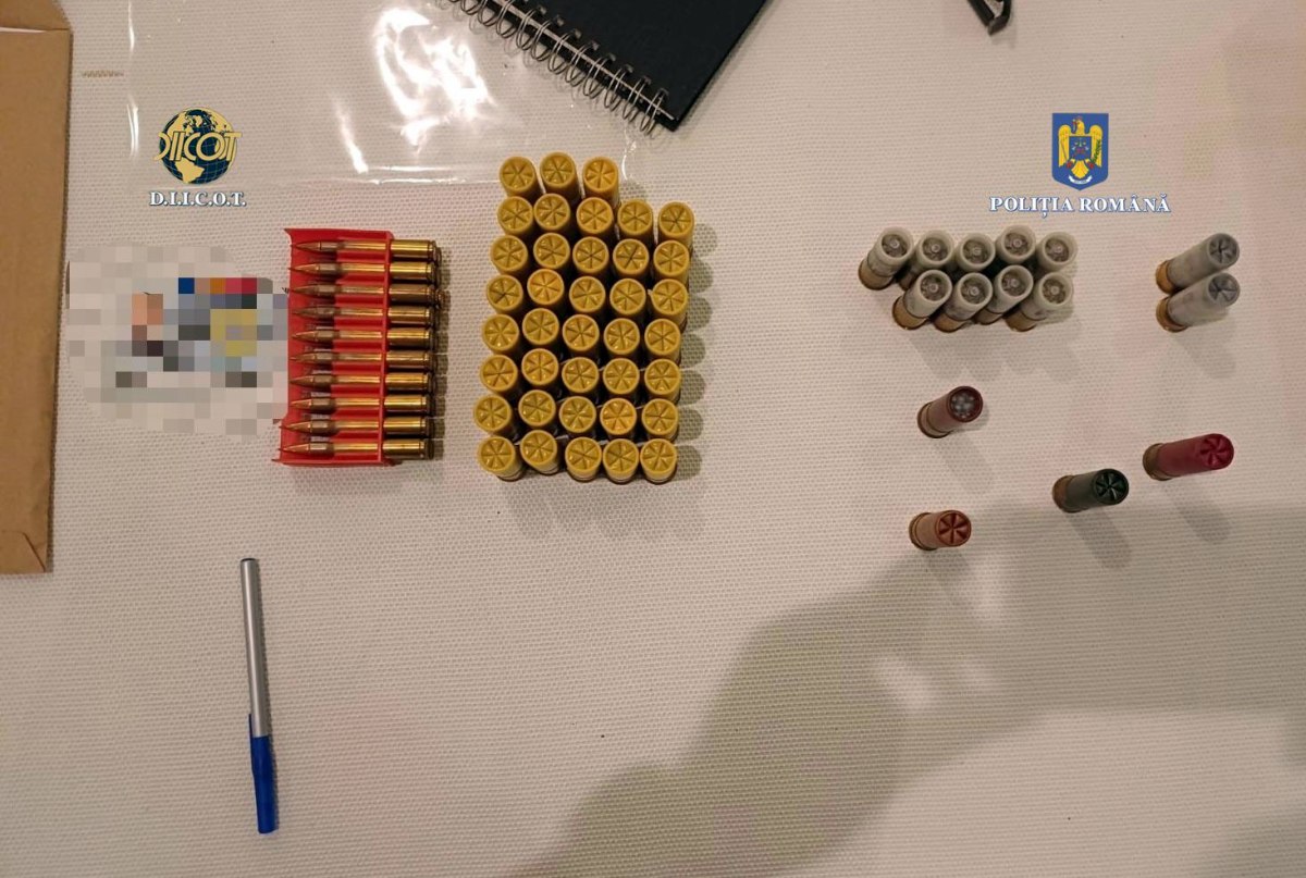 Un kilogram de canabis și muniție. Captura autorităților după perchezițiile din anturajul lui Vlad Pascu | VIDEO