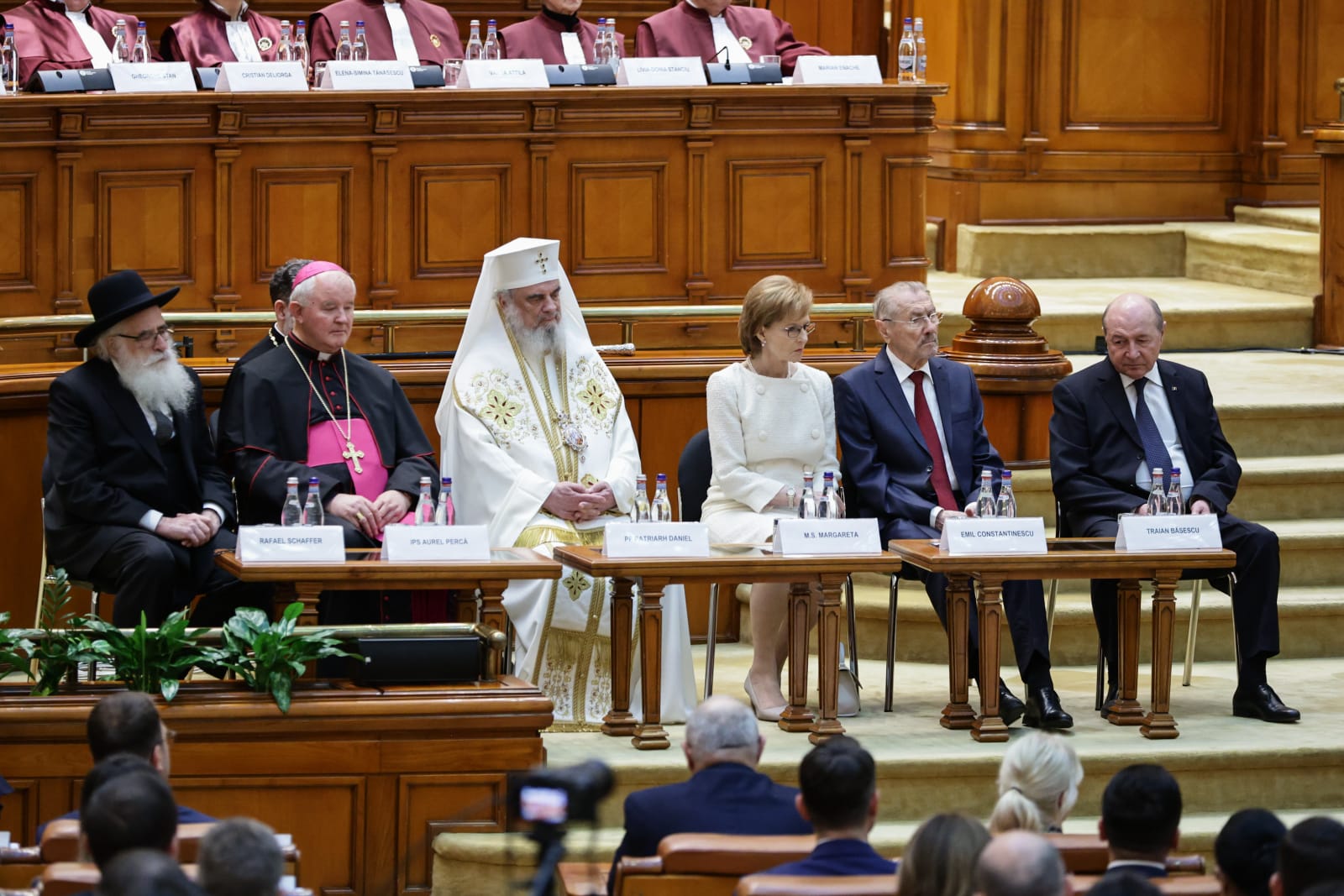 Nicușor Dan arată încă din prima zi că va fi președinte-jucător. Detalii surprinse la ceremonia de învestire: de la buna-dispoziție a lui Băsescu la încolonarea clasei politice | Reportaj