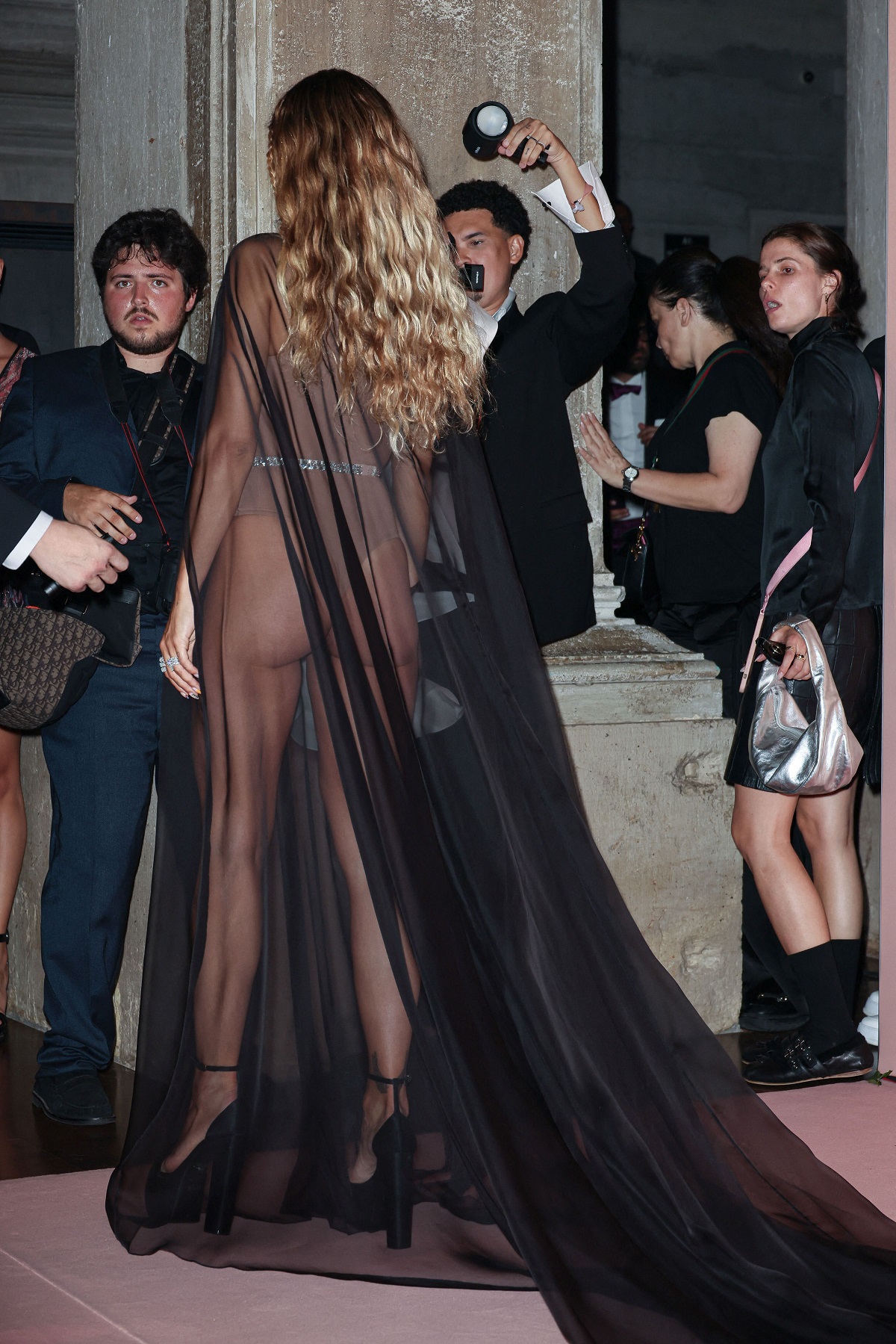 Rita Ora, într-o rochie transparentă la Festivalul de la Veneția. Când s-a întors cu spatele, cântăreața i-a uimit chiar și pe fotografi