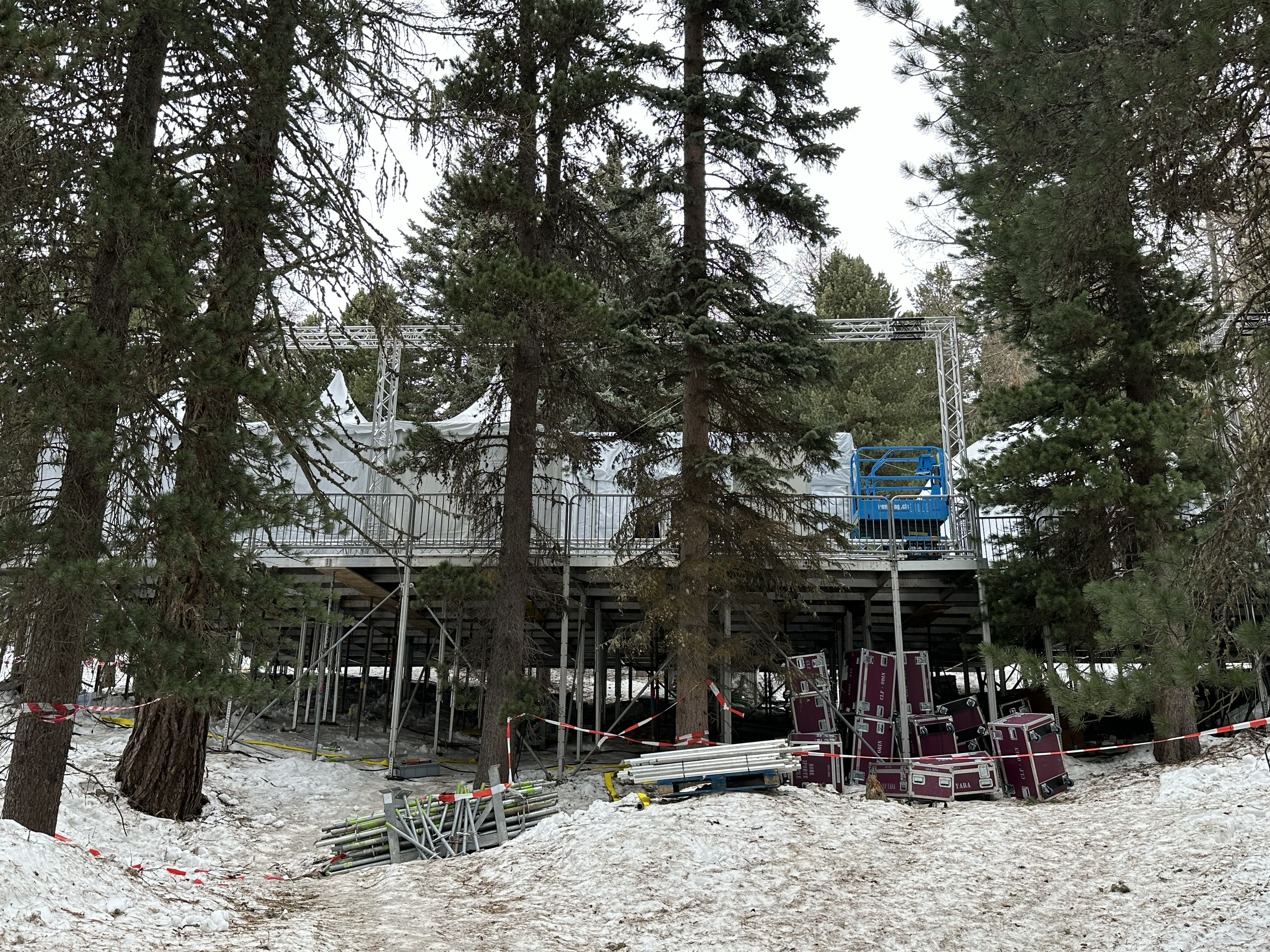 Prezentare de modă exclusivistă în mijlocul unei păduri, la St. Moritz. Organizațiile de mediu se tem că vor fi tăiați copacii. Cine este organizatorul