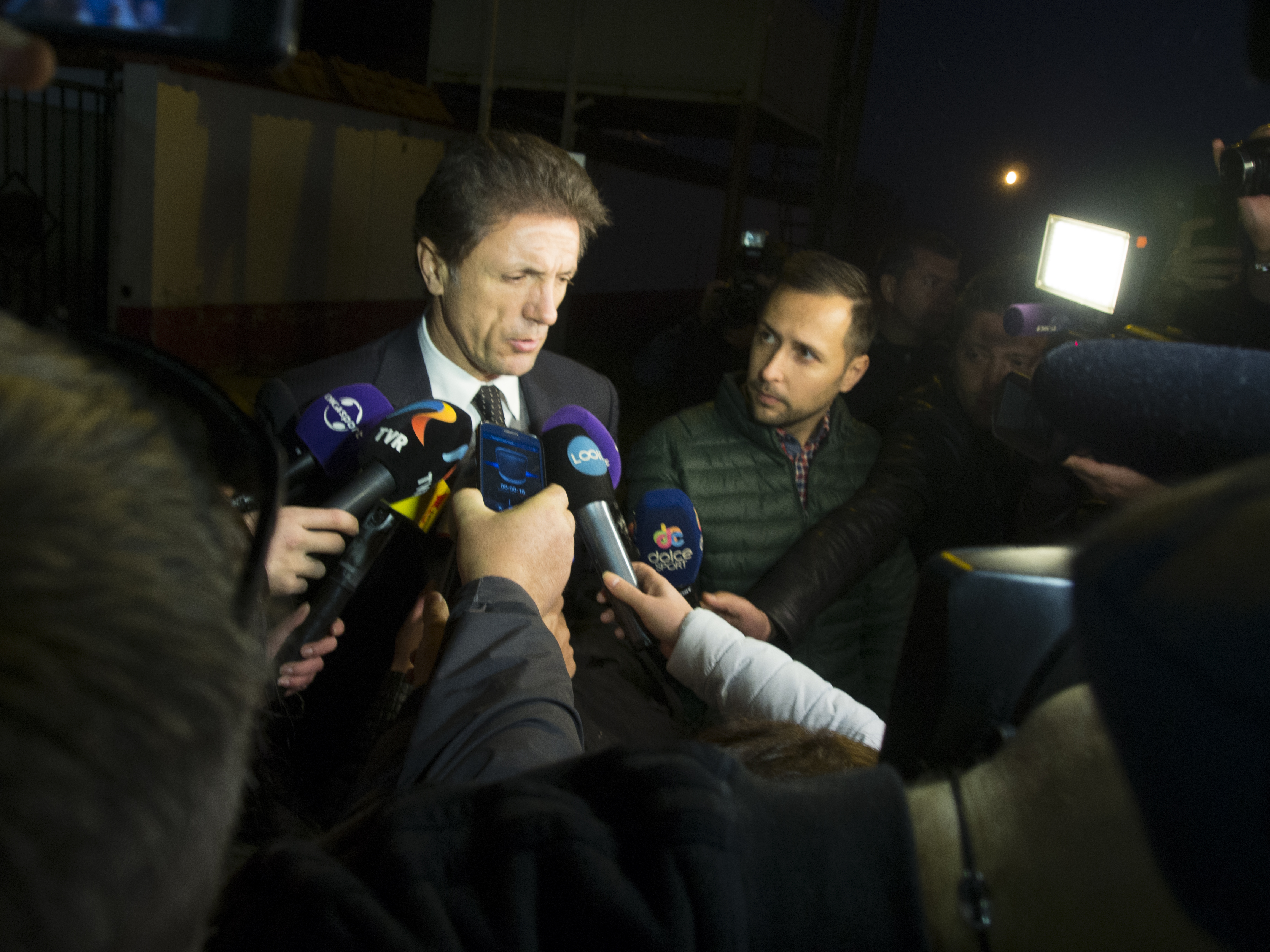 GICĂ POPESCU ESTE LIBER! Primele declarații ale fostului căpitan al naționalei: ”A fost cea mai grea perioadă din viața mea. Primul lucru pe care îl voi face, voi merge la mormântul tatălui meu!”. Judecătorii de la Tribunalul Ilfov au decis astăzi că fostul internațional merită să fie eliberat condiționat. “Baciul” a fost așteptat de soție și de cei doi copii, la ieșirea din Penitenciarul Jilava / GALERIE FOTO & VIDEO