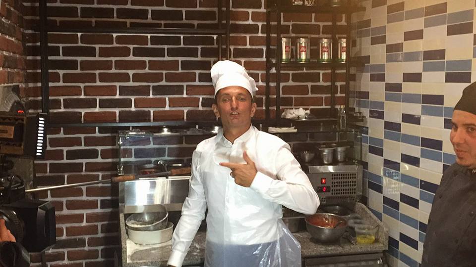 Răzvan Lucescu, la brutărie! Antrenorul a făcut muncă necalificată, pentru un prieten / GALERIE FOTO