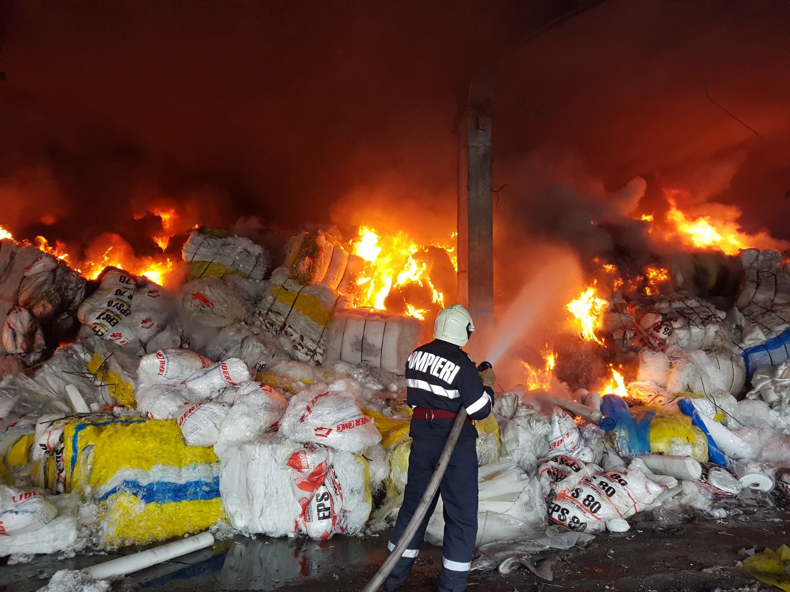 UPDATE Incendiu în Vaslui. A ars un depozit de deșeuri FOTO&VIDEO