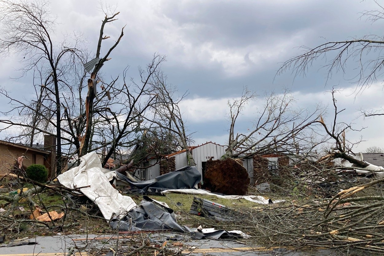 Zone întinse din SUA au fost lovite de tornade. „Distrugere totală” într-un oraș din Arkansas. Bilanțul victimelor