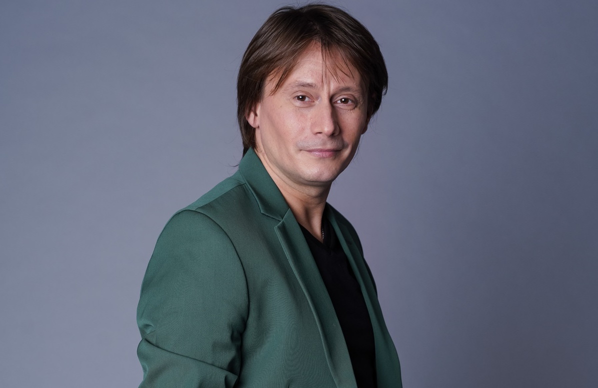 Cine e Basic Jackpot, care a lansat un podcast filmat în pat. Actorul Marius Manole a fost primul său invitat