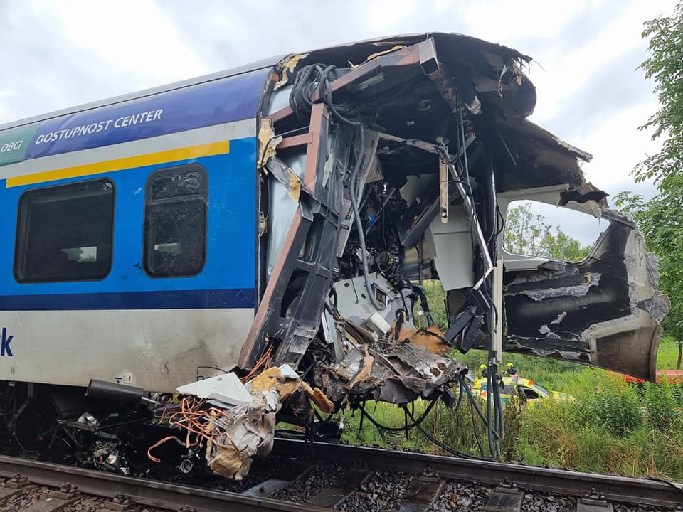 Trei morți și zeci de răniți după ce două trenuri s-au ciocnit în Cehia
