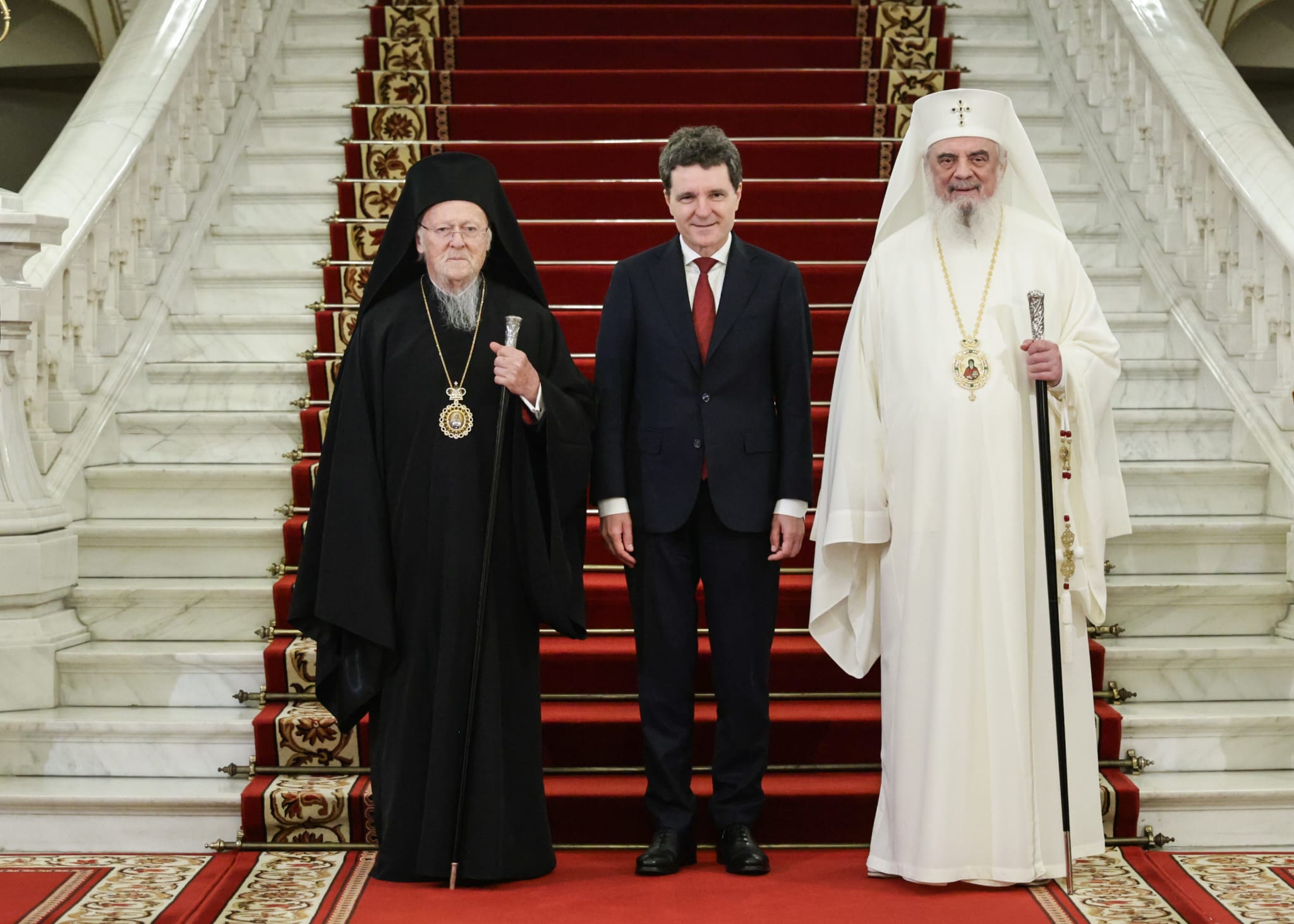 Bartolomeu I, decorat de Nicușor Dan după sfințirea Catedralei Neamului: „România trăieşte un moment istoric”