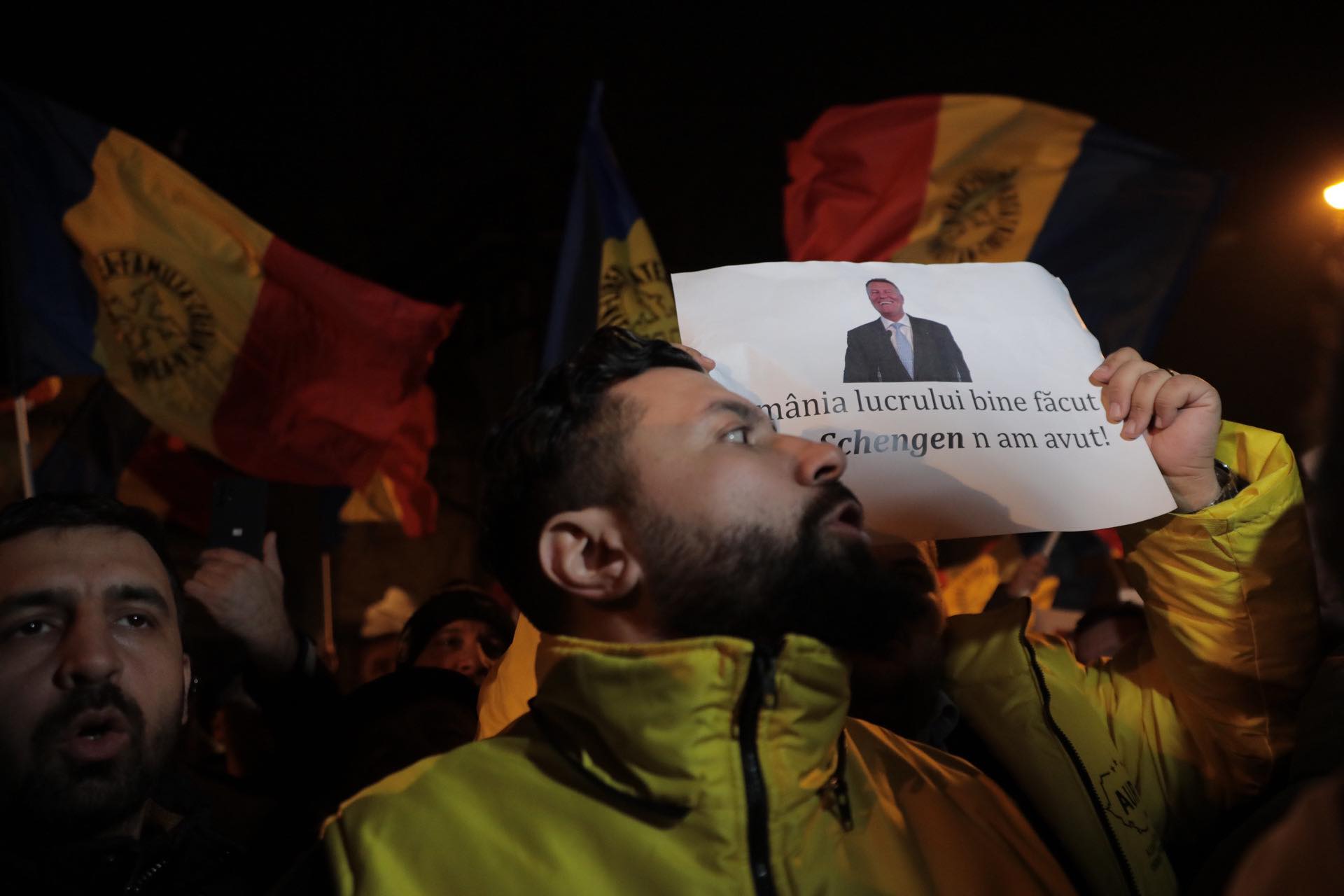 Protest AUR la ambasada Austriei din București. George Simion și simpatizanții săi, scandări împotriva politicienilor din coaliție