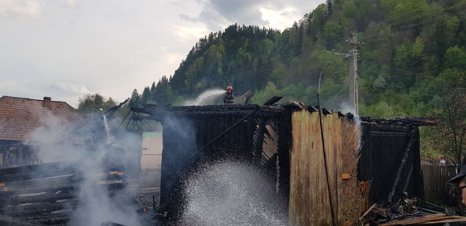 FOTO/Incendiu puternic în Bacău, patru case și două adăposturi de animale fiind cuprinse de flăcări. Focul, pus intenționat