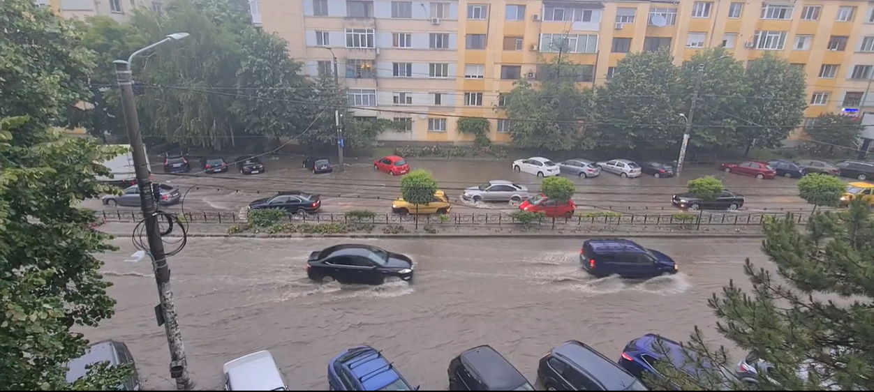Ploaie torențială în Craiova: Străzi și pasaje inundate și copaci rupți de vânt