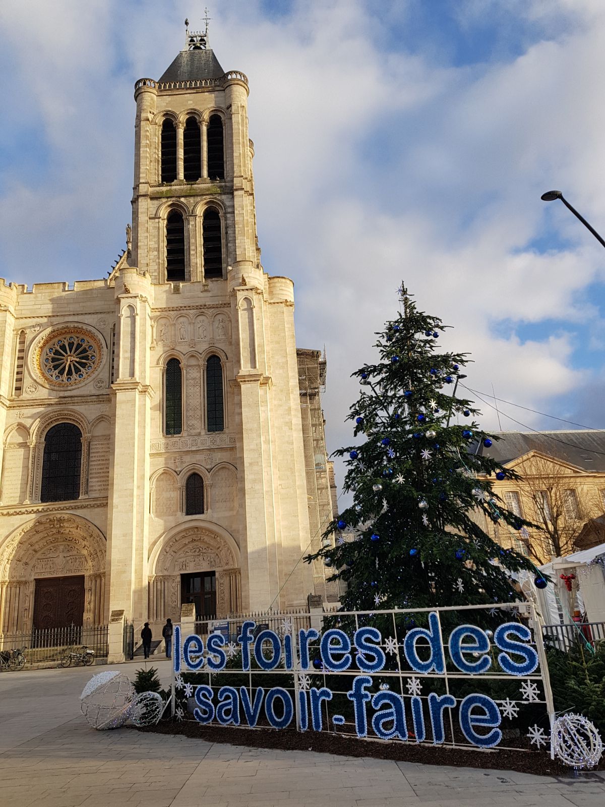 FOTO/Târgul de Crăciun din Saint-Denis - Paris are puțin din farmecul românesc. Un artizan francez imprimă haine cu imagini din București