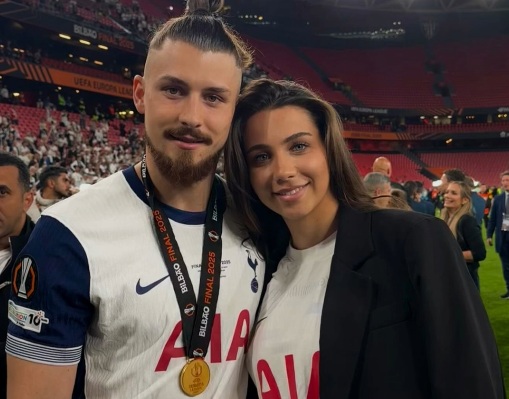 Sora lui Radu Drăgușin, apariție incendiară în Bilbao. Meira a atras toate privirile înainte de finala Europa League câștigată de Tottenham