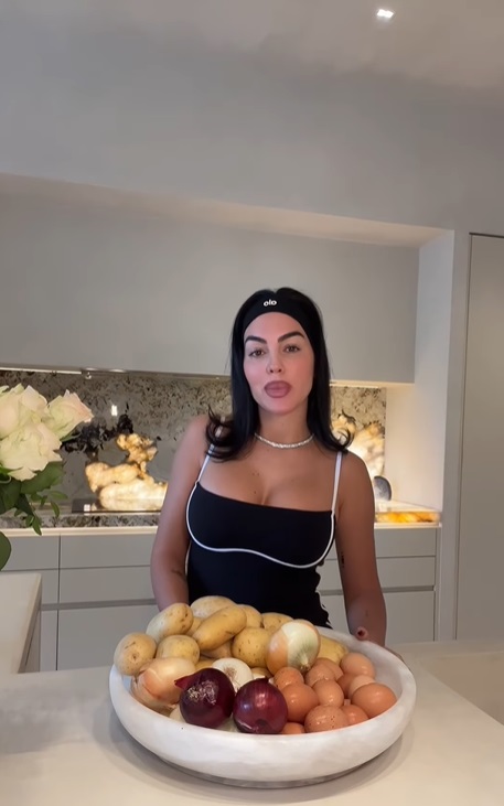 Georgina Rodriguez, virală pe Instagram cu rețeta ei de omletă spaniolă. Clipul în care iubita lui Cristiano Ronaldo gătește are peste 71 de milioane de vizualizări
