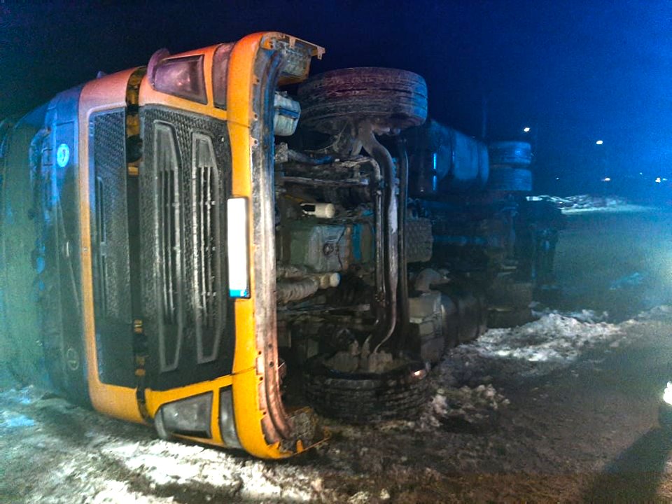 După ce l-a salvat, un pompier i-a dat propriii săi bocanci unui șofer rămas desculț după un accident