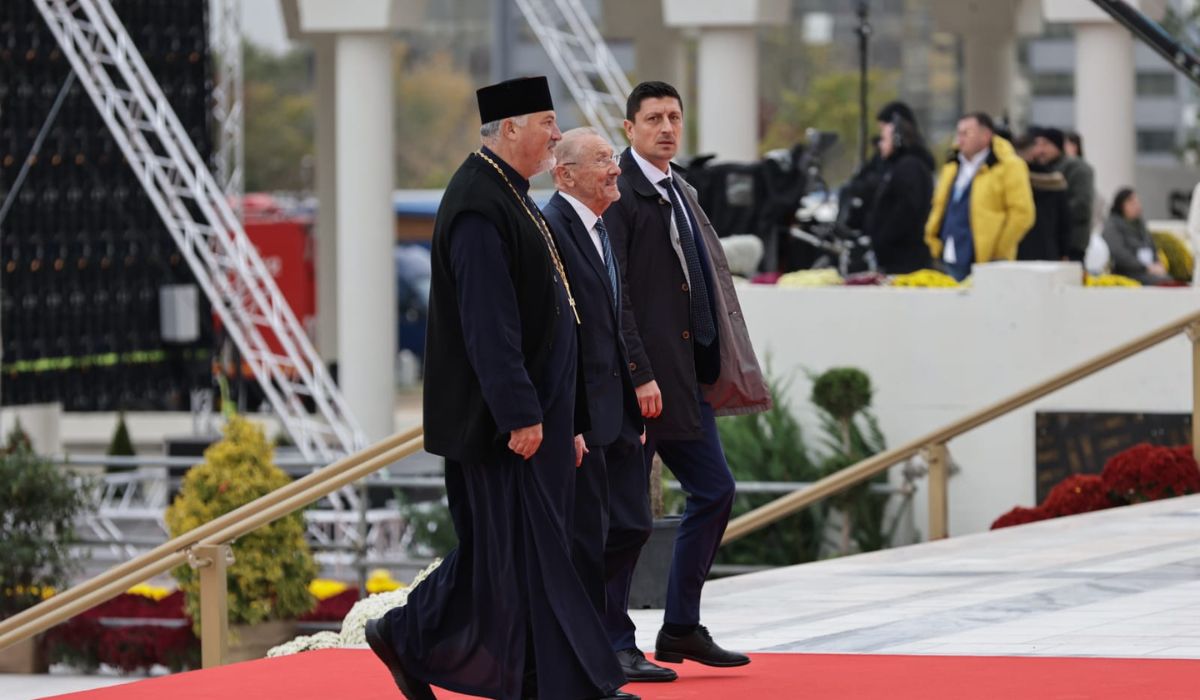 Ceremonia de sfințire a picturii Catedralei Mântuirii Neamului. Peste 12.500 de oameni, printre care Nicușor Dan, Ilie Bolojan, Traian Băsescu și Emil Constantinescu, au fost martori la citirea actului de sfințire