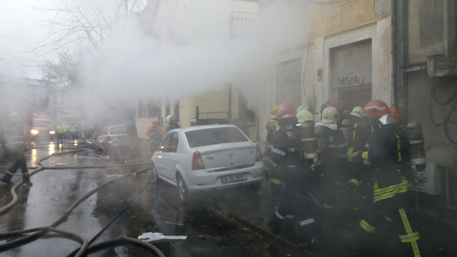 UPDATE. Explozie la parterul unui imobil din Capitală. O persoană în flăcări a ieșit din clădire
