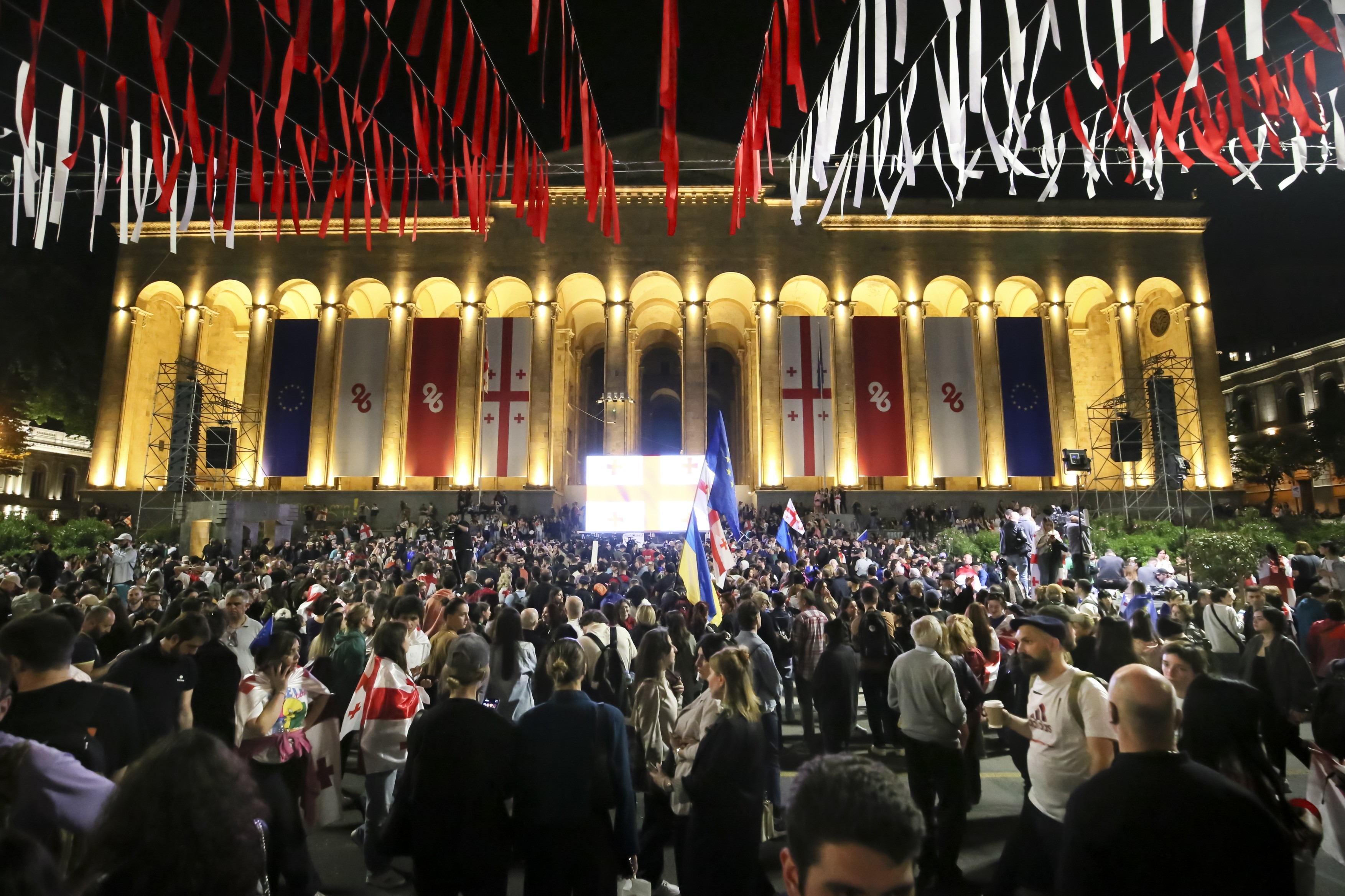 Mii de oameni au protestat în Georgia după ce Parlamentul a trecut peste veto-ul prezidențial la legea „de inspirație rusă”: "Ruşilor! Sclavilor!"
