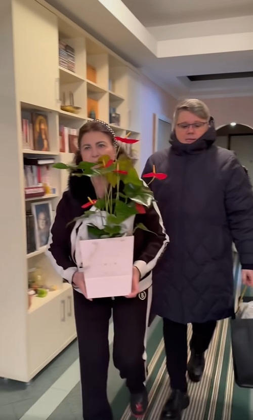 Imagini din casa Irinei Loghin. Fuego a vizitat-o pe artistă în locuința ei din nordul Bucureștiului, de ziua ei de naștere