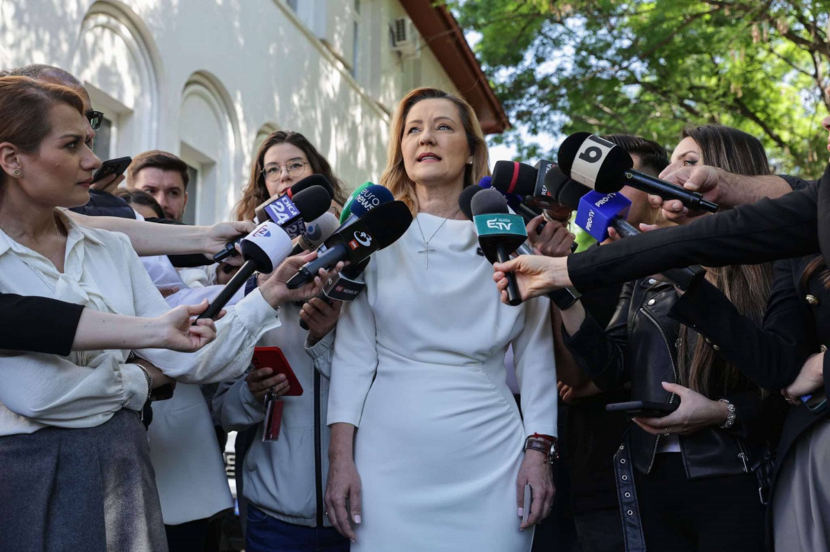 Elena Lasconi, îmbrăcată într-o rochie de 1.000 de lei la secția de votare. Cine i-a creat ținuta și cum a apărut alături de Cătălin Georgescu, soțul ei
