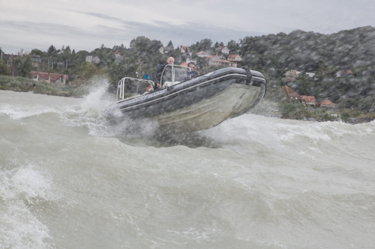 Vitorlázót mentettek ki a Balatonból éjszaka: a mentőmellényének köszönheti az életét - videó