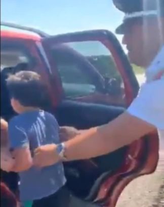 O familie și-a uitat copilul într-un magazin. Poliția a urmărit mașina 15 kilometri ca să-l poată înapoia părinților | FOTO