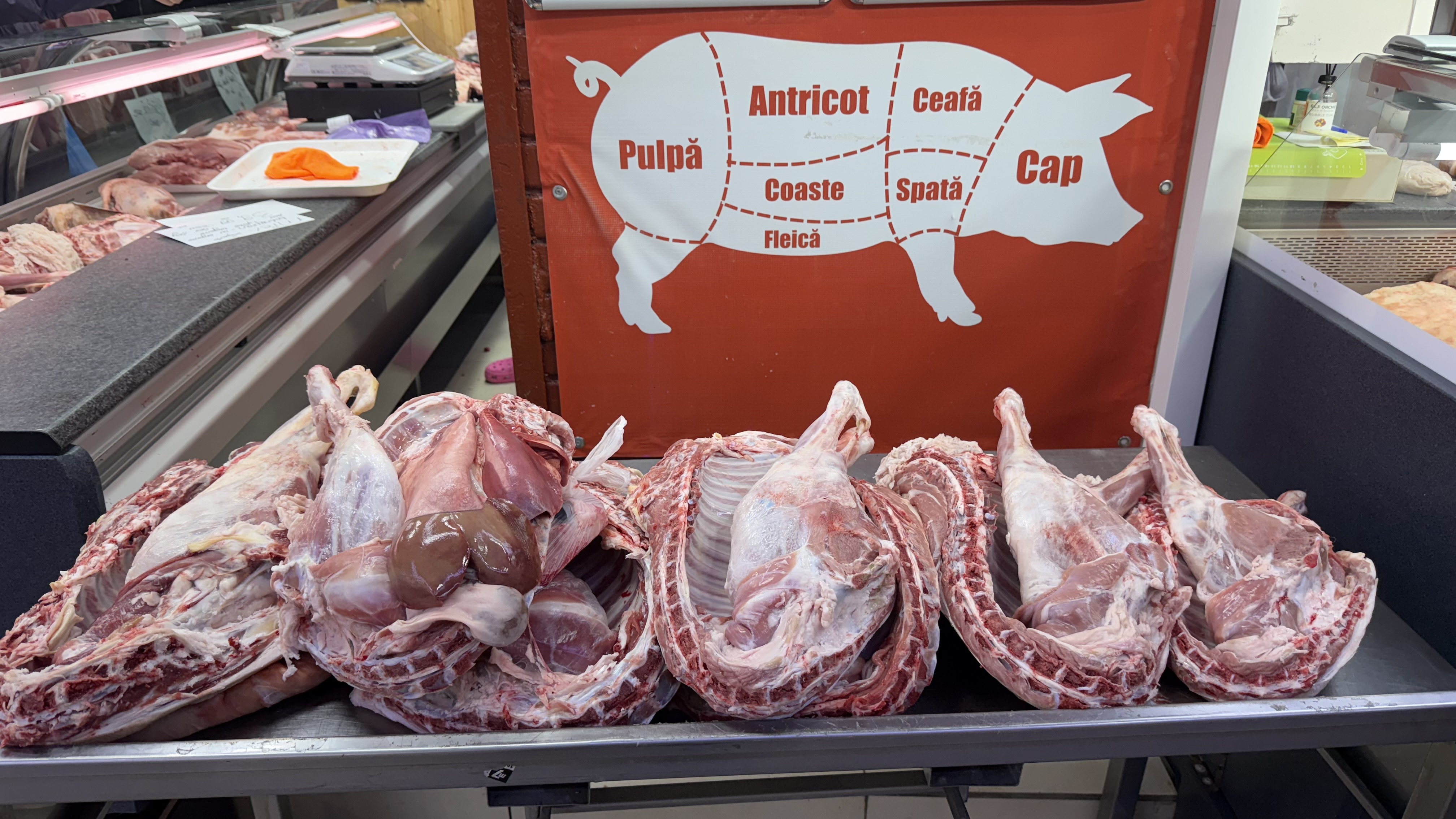 Cum își pregătesc comercianții marfa pentru masa de Paște: „Oamenii vor calitate. Avem miel de Dobrogea. Sperăm să vindem tot”