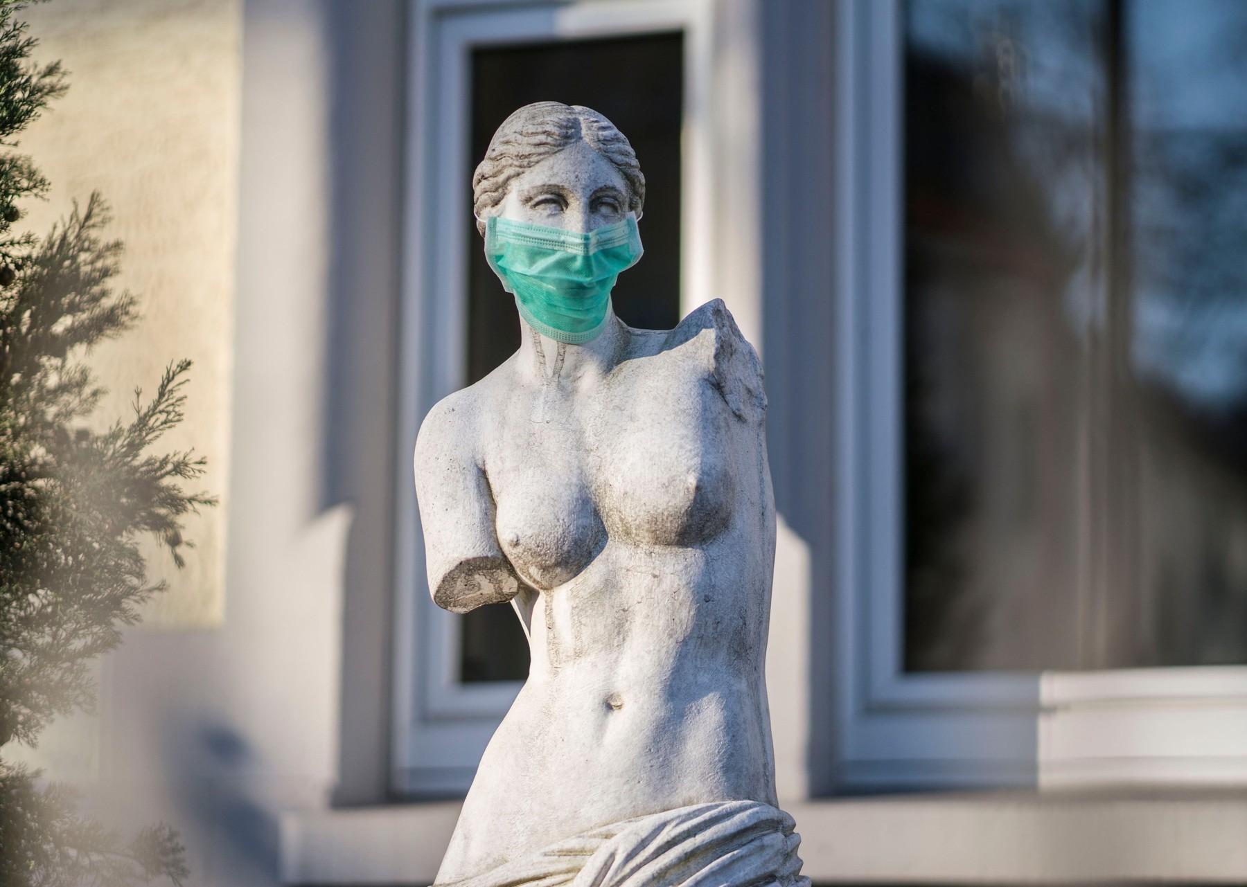 N-au pus cătușe florilor, ci măști statuilor. Simbol al luptei cu COVID