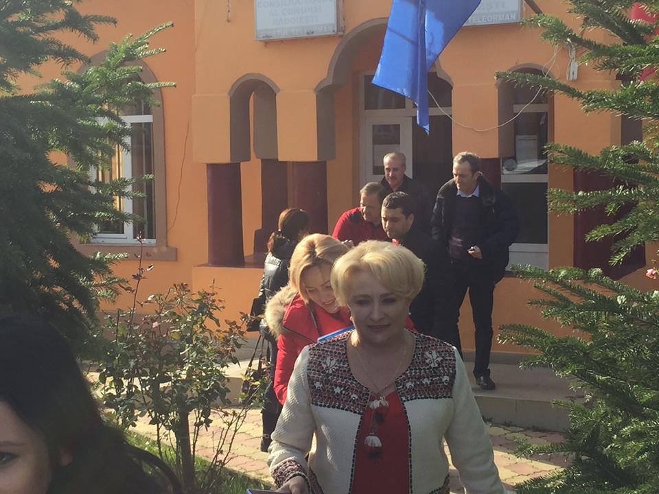 Atunci și Acum: Viorica Dăncilă, campanii pe tocuri, pe ulițele satului și iubitoare a portului tradițional