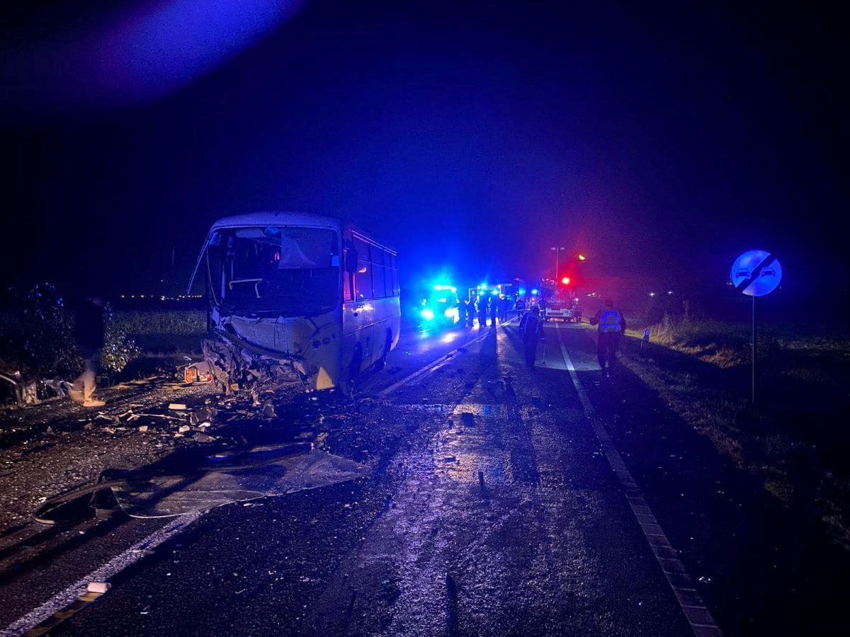 Un băiat de 17 ani a murit și 21 de persoane au fost rănite, după ce mașina condusă de minor și un microbuz s-au ciocnit în județul Hunedoara
