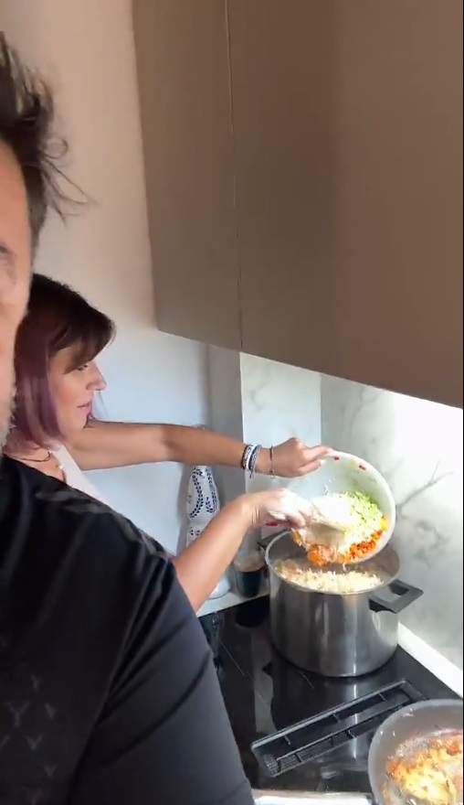 Imagini din casa lui Mihai Bobonete de Crăciun. Actorul a arătat bradul din sufragerie și bucătăria, unde gătea șnițele și ciorbă, alături de soție