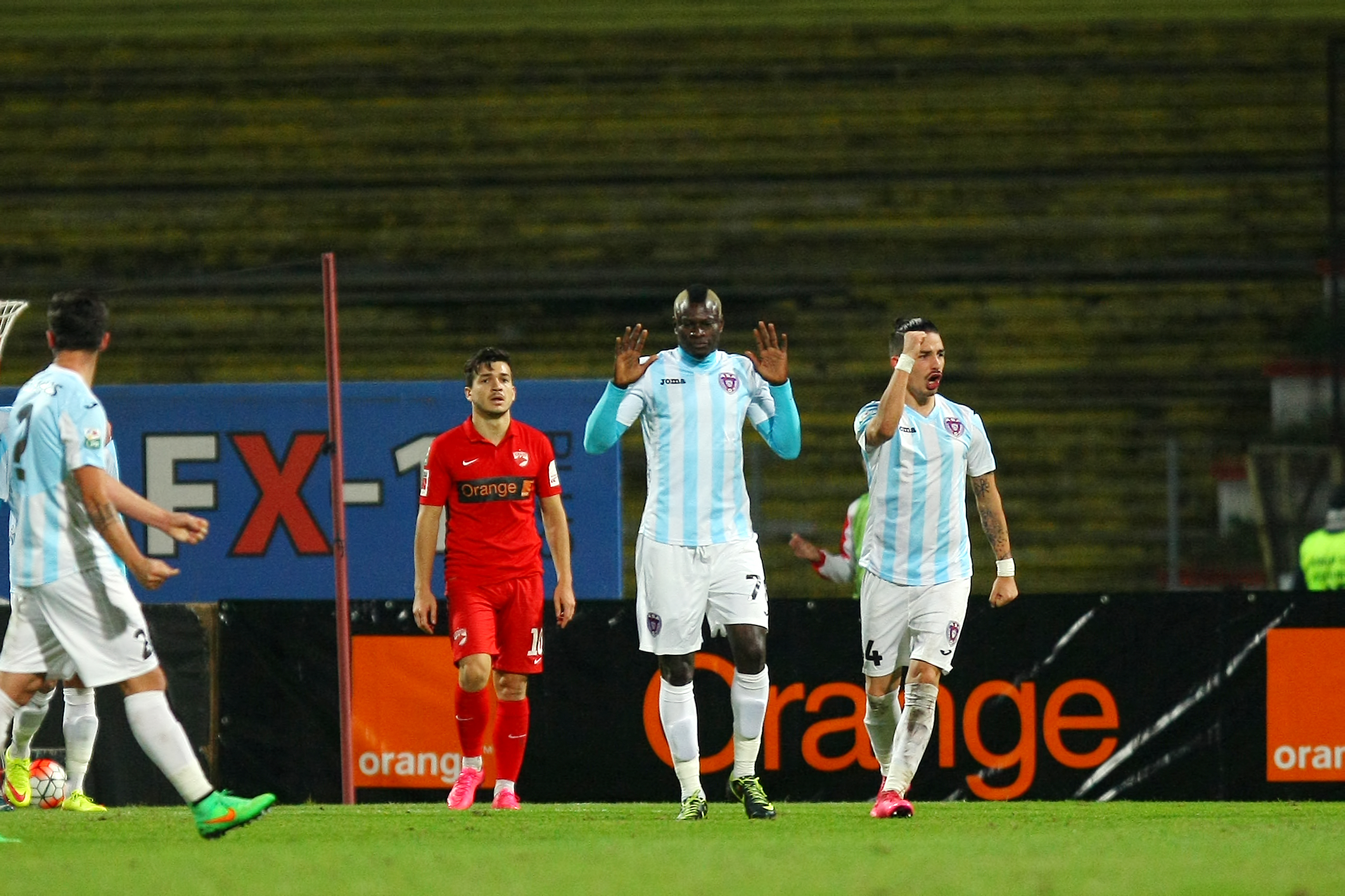 LIGA I LA FOTBAL, etapa a 14-a / Scandal după meciul Dinamo - ASA Tîrgu Mureș 2-1. ^Ardelenii protestează oficial printr-un comunicat în care reclamă un ”fault evident și lipsă de fair-play”! GALERIE FOTO