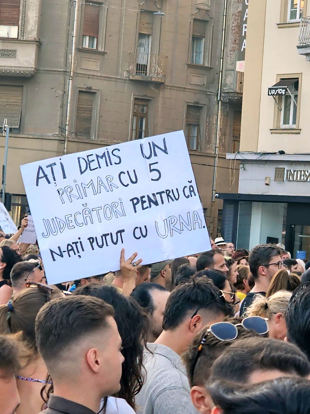 Câți oameni au manifestat la Timișoara pentru Dominic Fritz, care le-a cerut să „scrie pe social media despre revolta” lor și să iasă la protest după decizia CCR