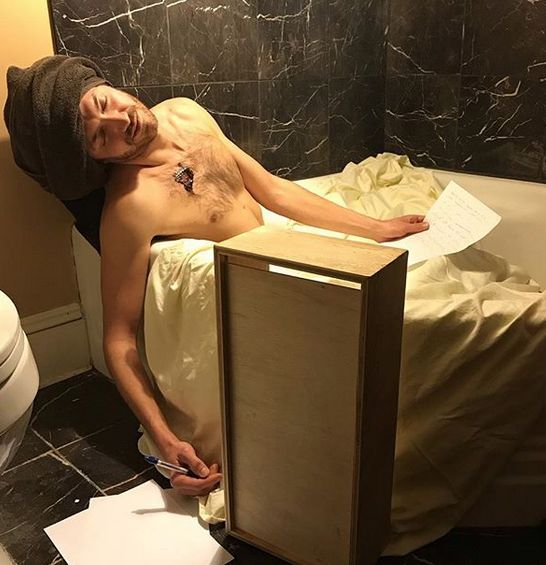 Distracție de caratină: 4 prieteni au refăcut acasă picturile unor clasici! Cum arată, reinterpretate, operele lui Caravaggio și Vermeer