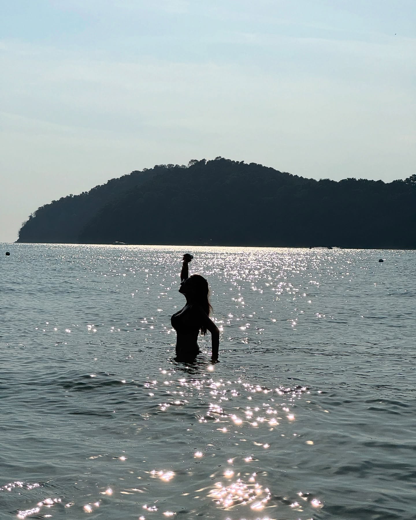 Imagini cu Ioana Ginghină în costum de baie la 47 de ani, pe plaja din Malaezia. „Fără filtru, fără machiaj și fără ezitare”