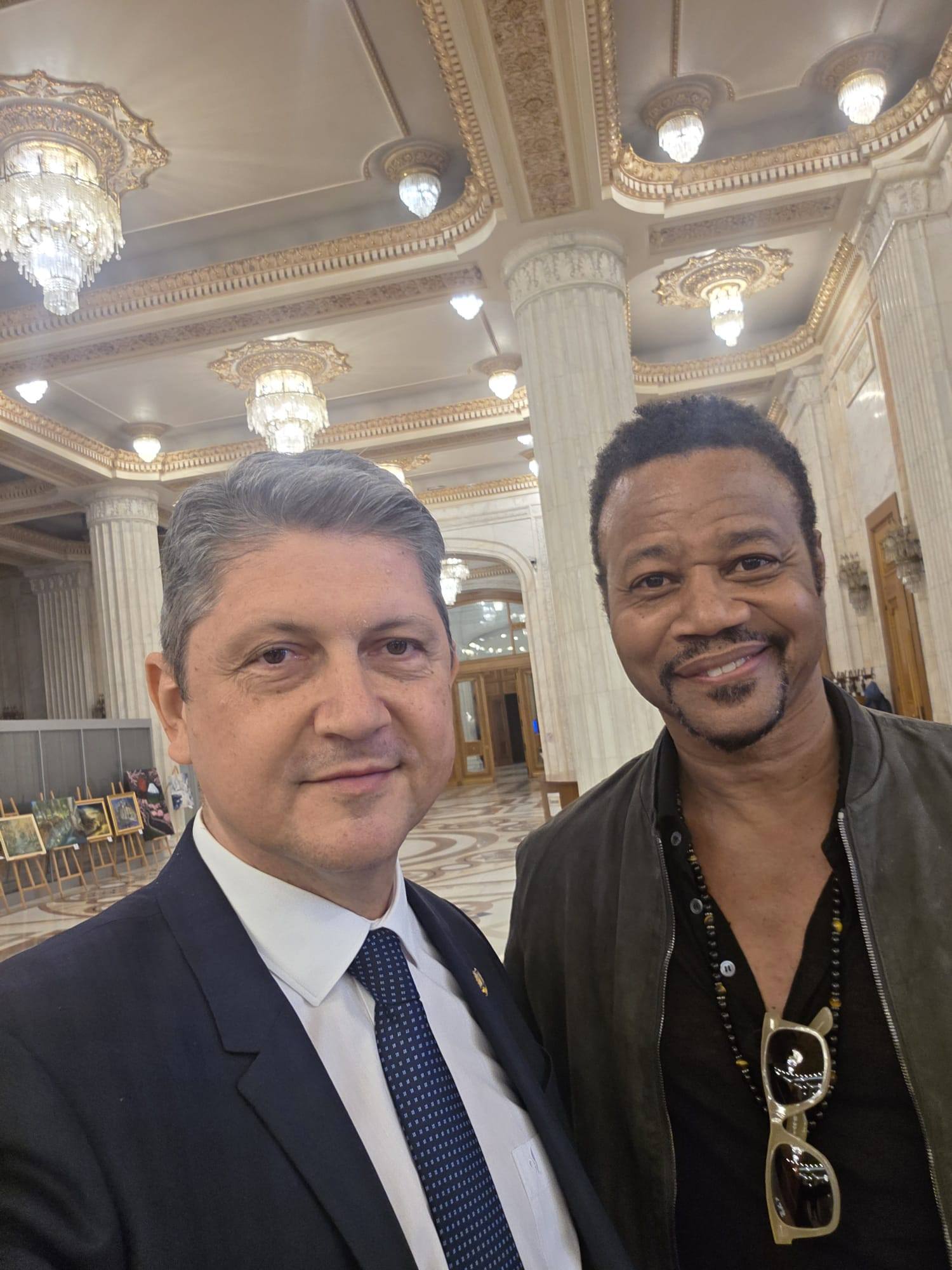 Cuba Gooding jr, vizită în România. Actorul a ajuns pe șantierul clinicii de la Obregia și la Senat
