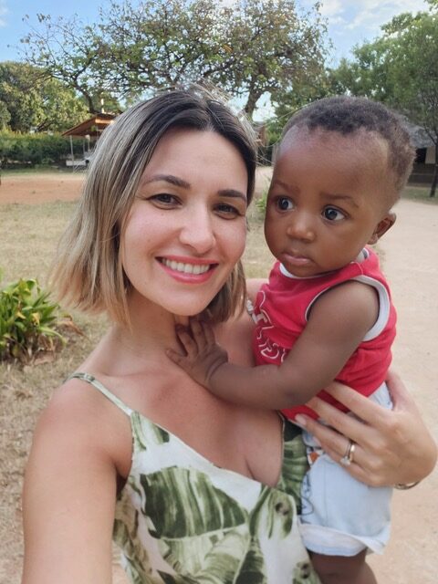 Ela Crăciun a adoptat cel de-al treilea copil din Africa. „Mă mulțumesc cu șansa de a-i ajuta pe cei trei frați”