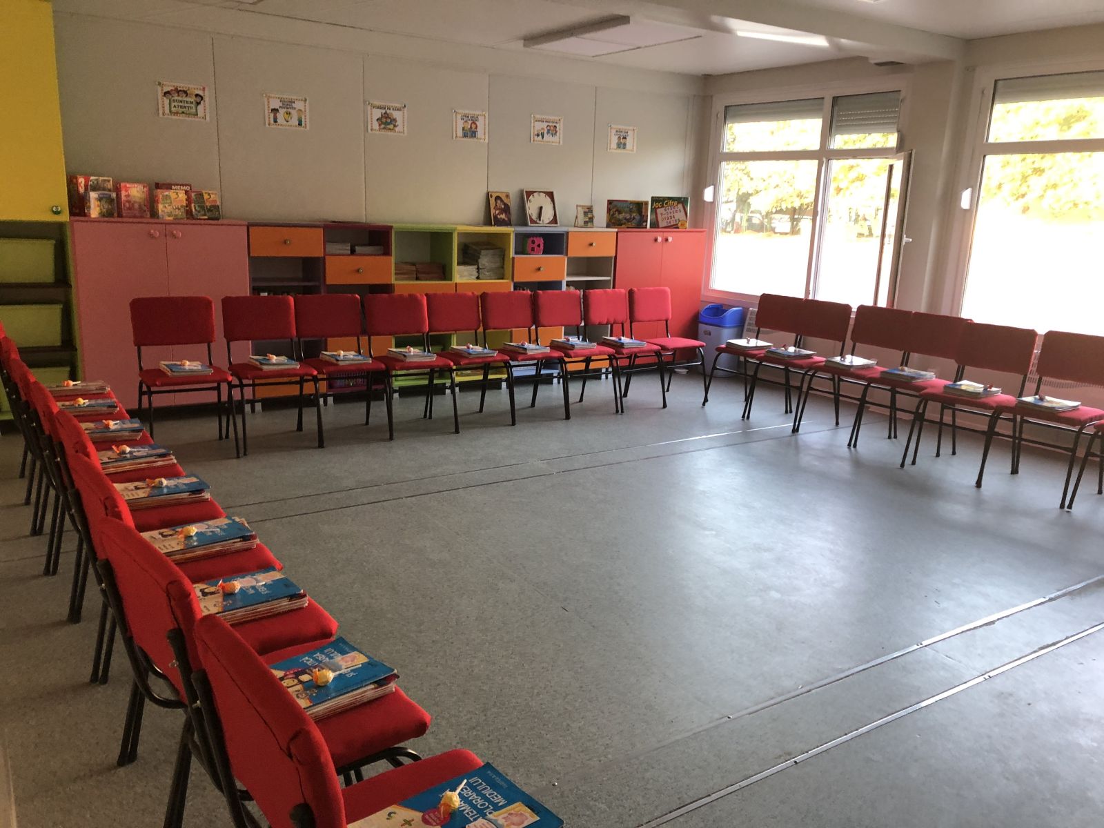 REPORTAJ/ Clopoțelul a sunat în containere la începerea noului an într-o școală din Timișoara. Primarul i-a îndemnat pe cei mici să devină ”oameni școlați” - FOTO