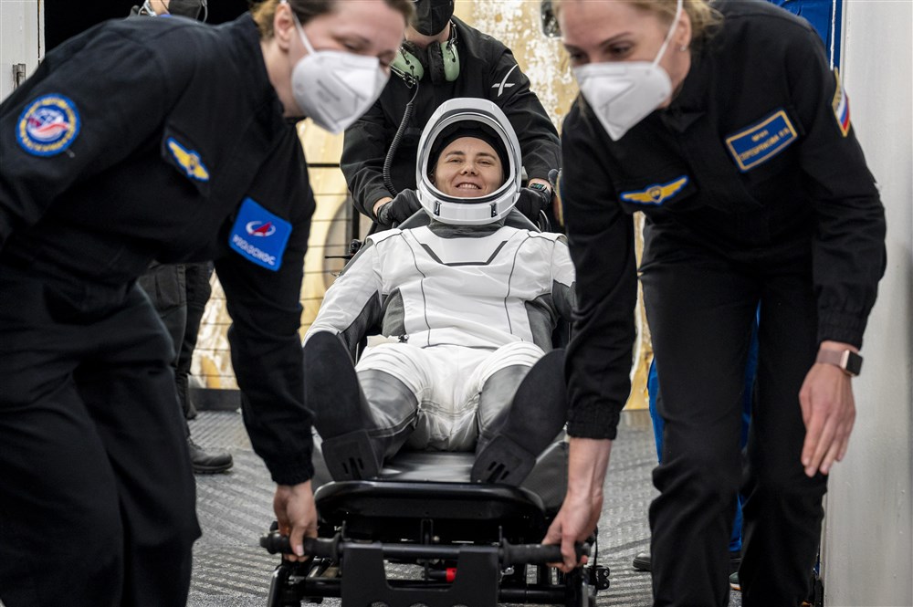 Momentul în care echipajul Crew Dragon al navetei spațiale SpaceX aterizează pe Pământ. VIDEO
