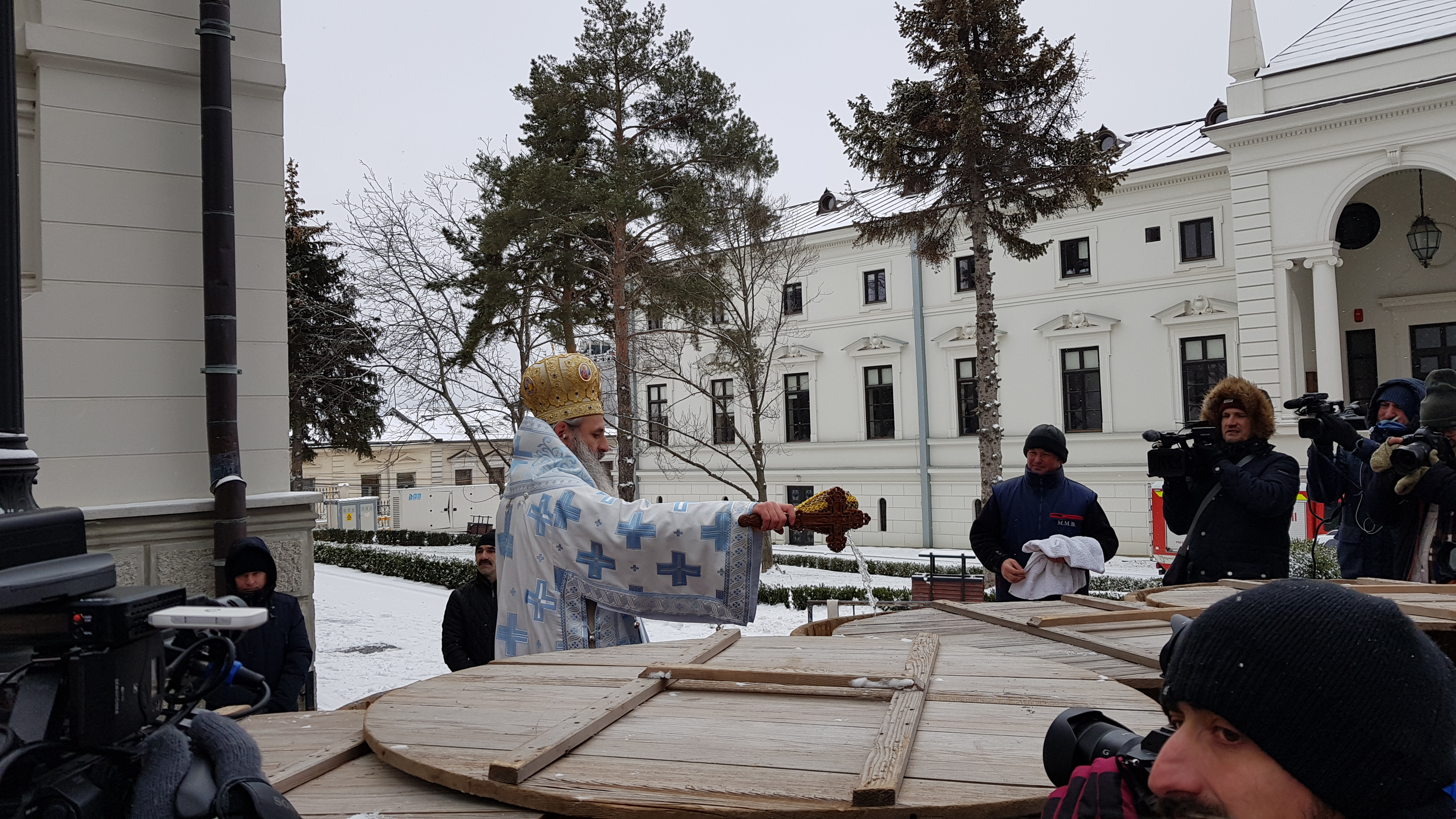 VIDEO&FOTO/ Peste 15.000 de litri de agheasmă au fost împărțiți la Iași. Nici anul acesta nu au lipsit îmbrâncelile și certurile