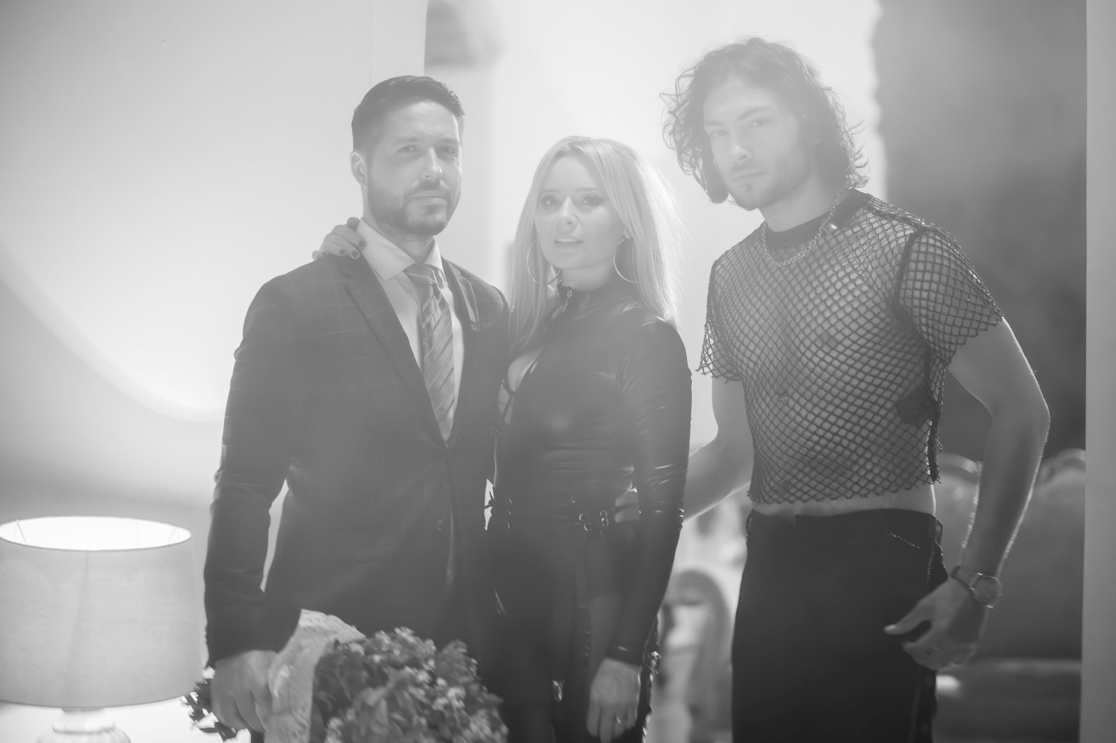 Laura Cosoi, dans lasciv cu Toto Dumitrescu, sărut pasional cu Jorge și un slalom permanent printre bărbați în filmul „Retreat Vama Veche”