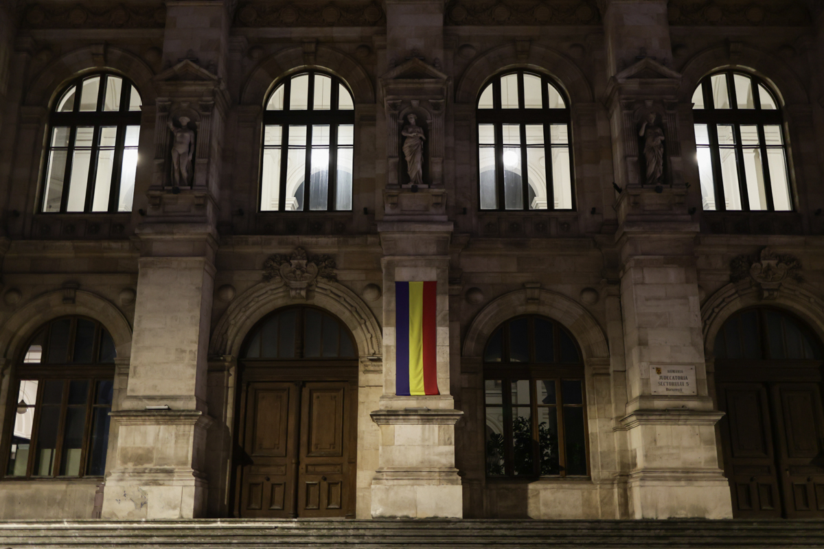 Am verificat cum economisesc energie instituțiile publice. Doar trei au stins luminile pe timpul nopții