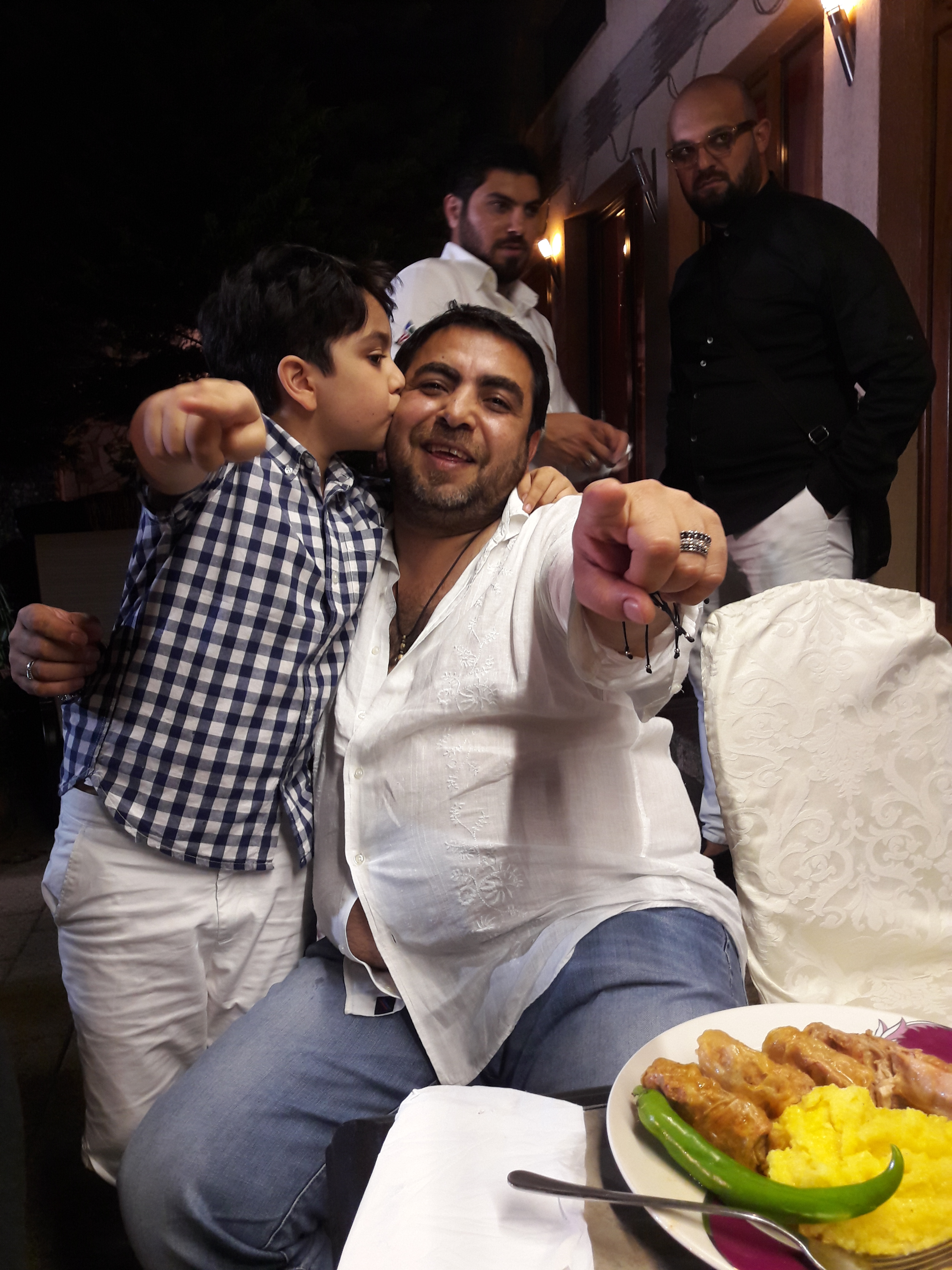 VIDEO EXCLUSIV/ Ce se întâmplă în familie, rămâne în familie! Cum arată un chef  în intimitatea ”castelului” lui Dan Bursuc