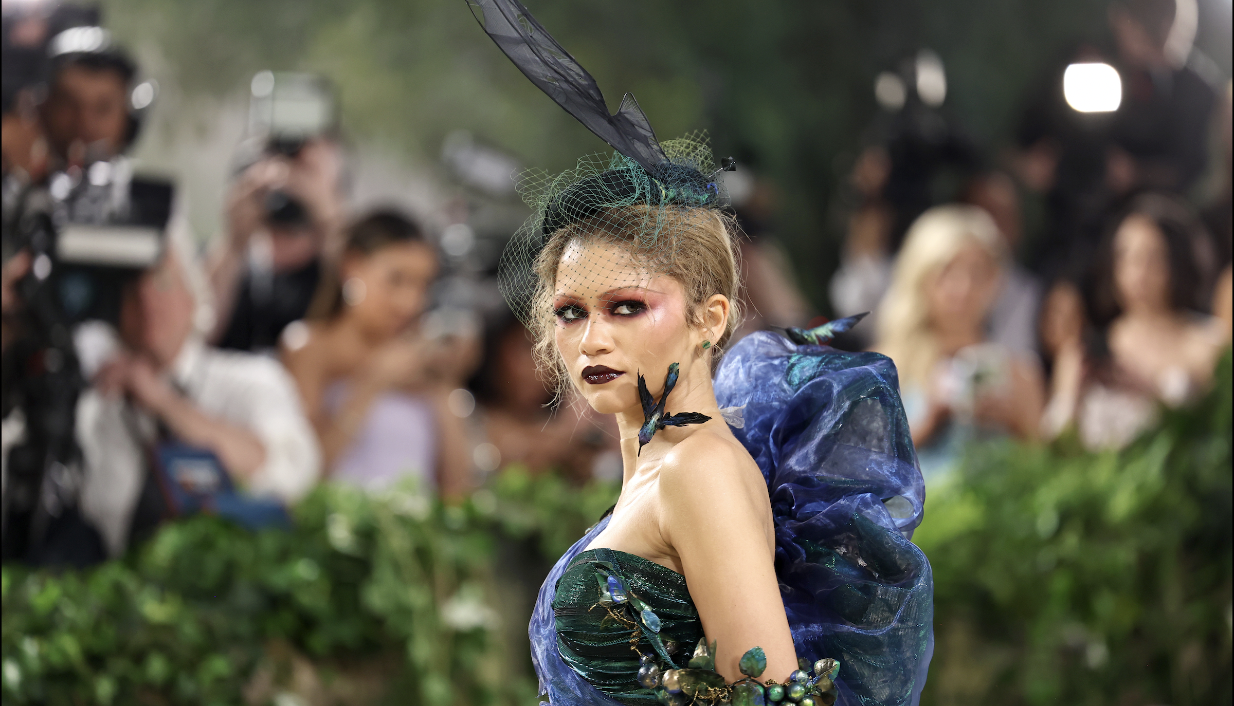 Zendaya egy drámai John Galliano által tervezett Maison Margiela Artisanal ruhában és fejdíszben a Met-gálán