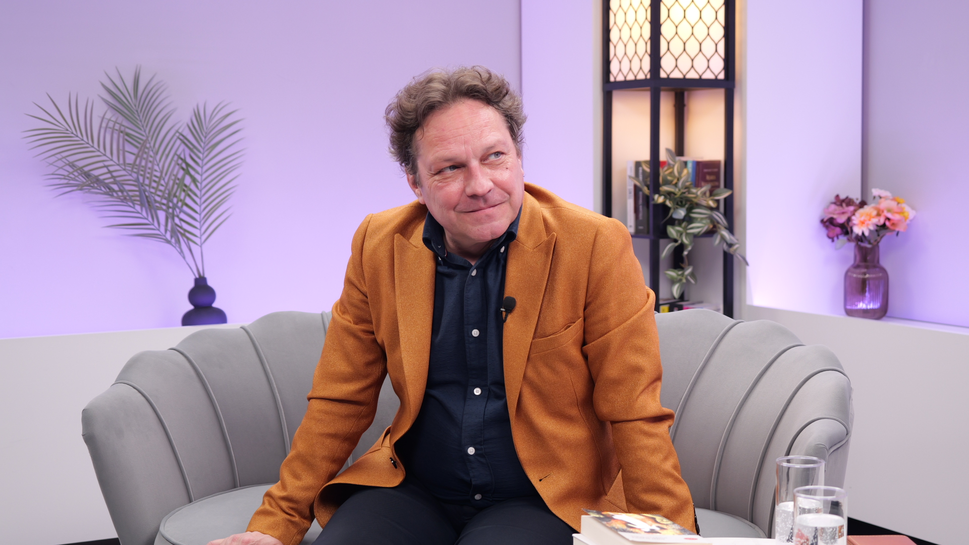 Copilăria fără jucării care l-a format pe George Ivașcu. Actorul face dezvăluiri neașteptate la „Dincolo de copertă”: „Îmi inventam jocuri”