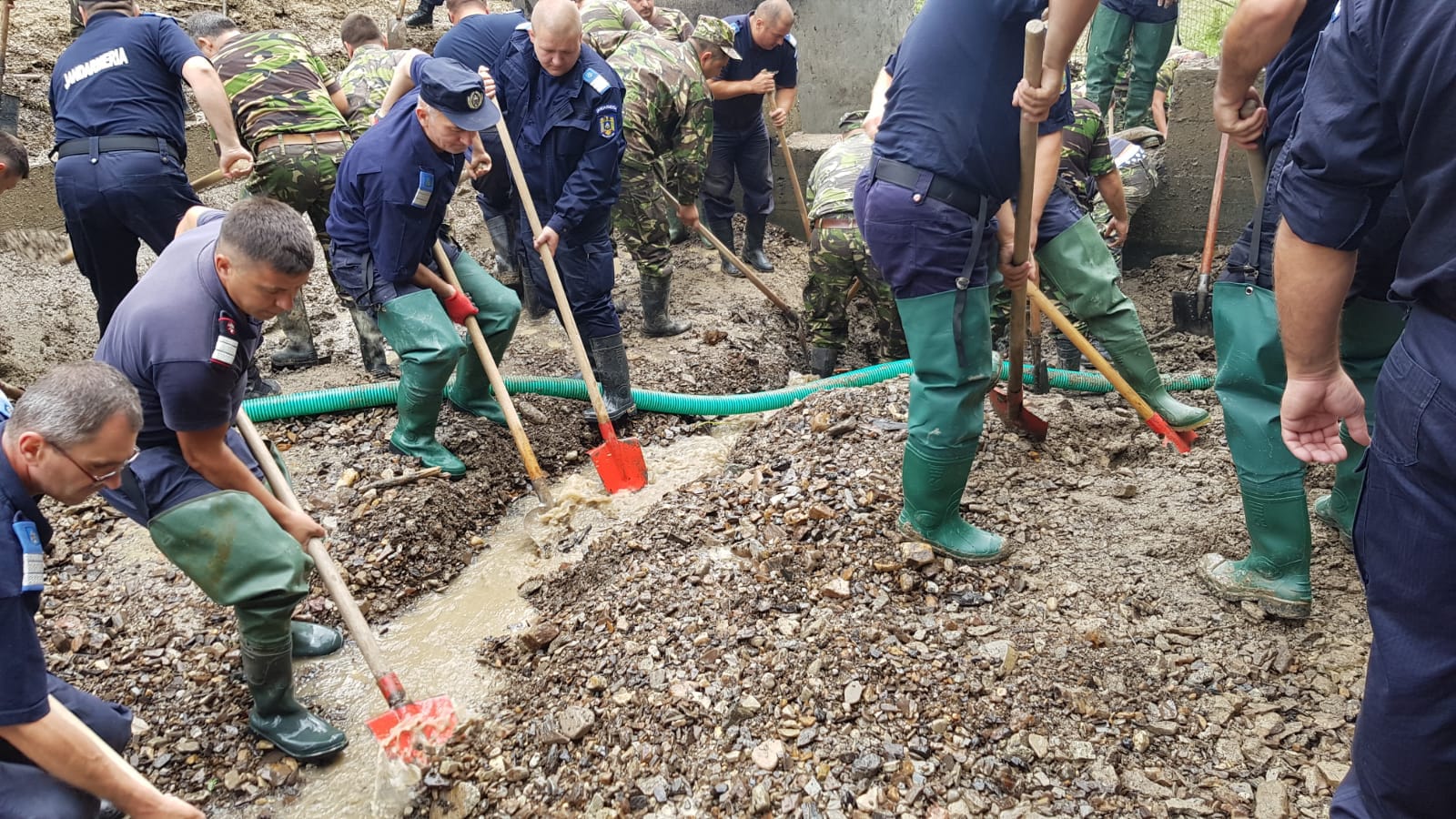 Bilanțul inundațiilor din România, duminică, 1 iulie. Patru oameni au murit, sute de familii evacuate și drumuri blocate de viitură