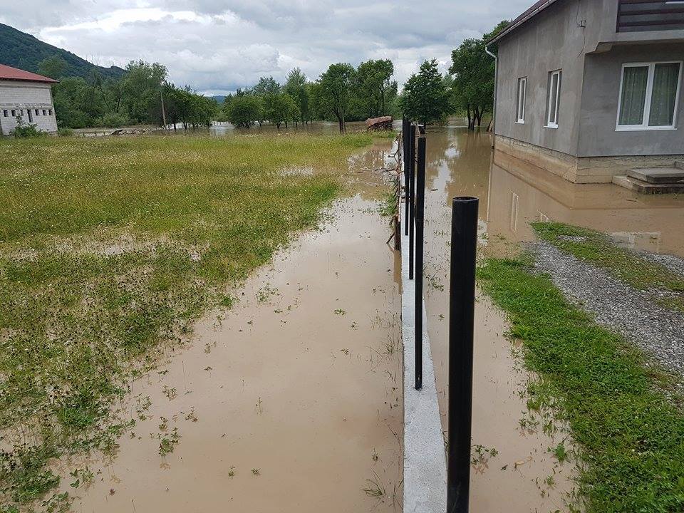 Inundații în Sighetu Marmației. Zeci de persoane, evacuate din calea apei
