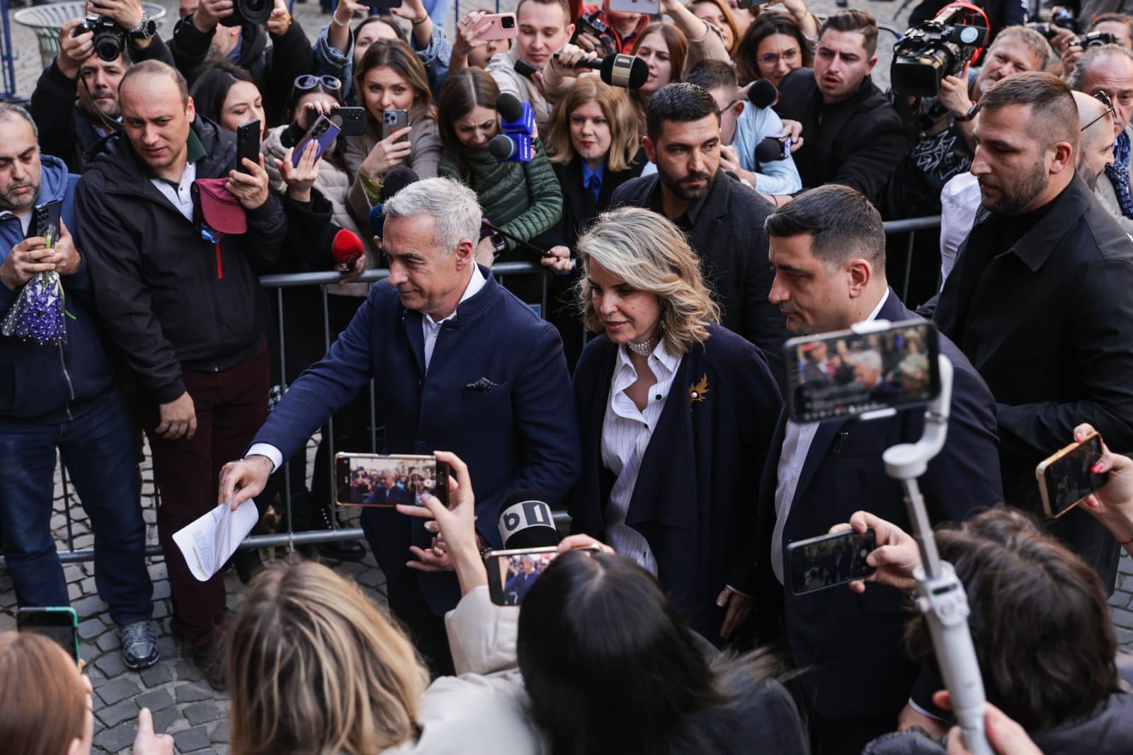 Călin Georgescu și-a depus candidatura la președinție la BEC: „A doua oară nu voi mai fi interzis, pentru că vor fi judecați de toate instanțele” | VIDEO