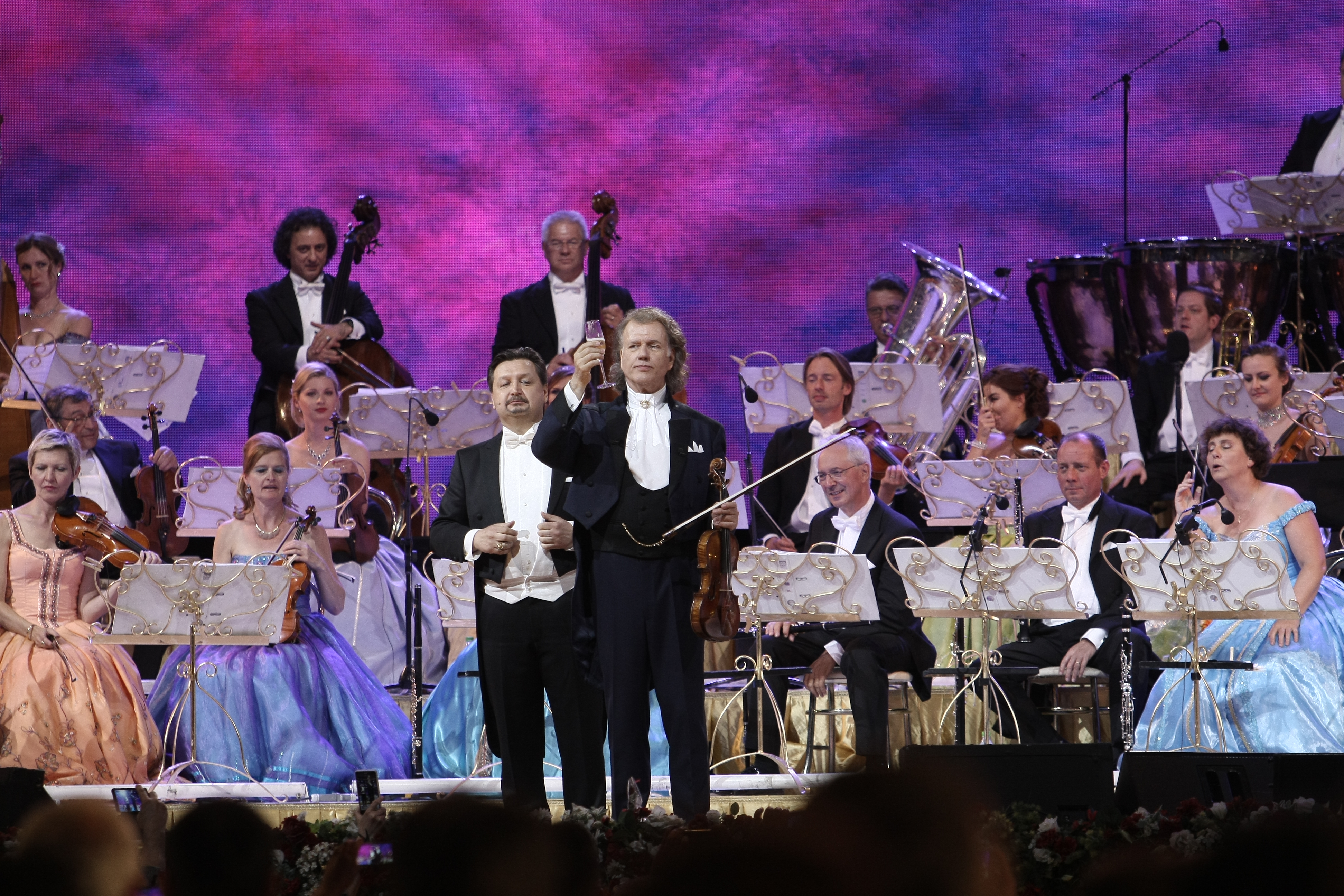 André Rieu a făcut show în în Piaţa Constituţiei. A cântat ”Ciobănaş cu trei sute de oi” | FOTO