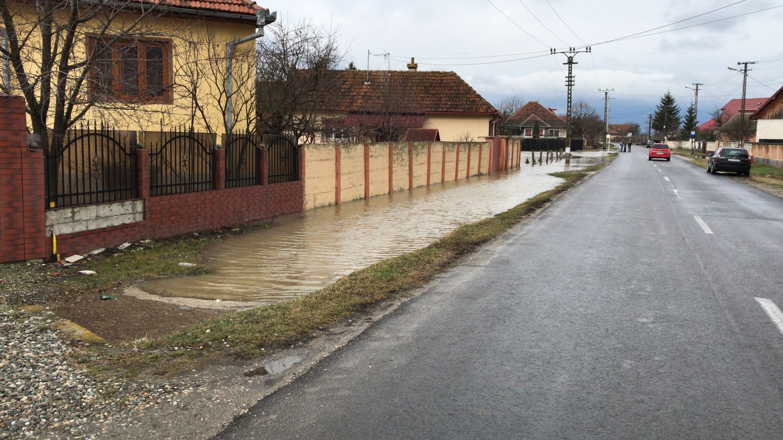 FOTO&VIDEO/ Inundațiile din județul Brașov au afectat peste o sută de gospodării, terenuri şi locuinţe. Cursuri suspendate în patru școli