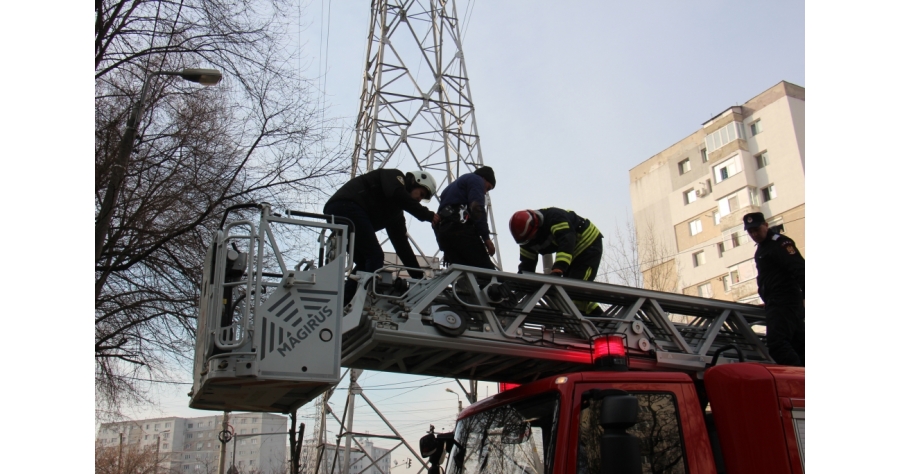 Un bărbat care amenința că se sinucide a lăsat jumătate din Iași fără curent și a paralizat circulația din oraș
